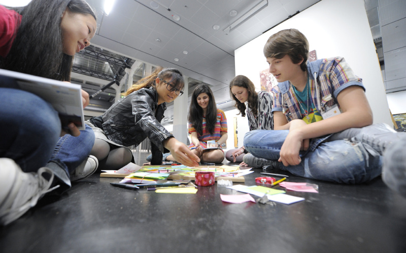 Eine Gruppe von Jugendlichen arbeitet in einer ZKM Ausstellung an ihrer Visualisierung sozialer Netzwerke.