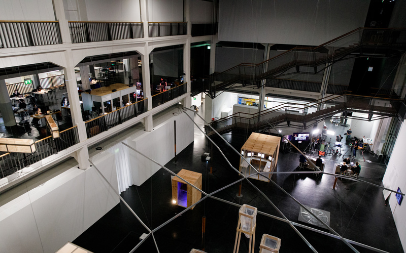 Blick von oben runter in den Lichthof auf das Werk Critical Zones Observatory.