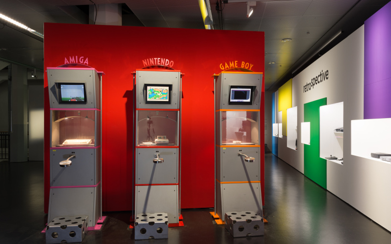 Drei der sechs Spielstationen des Werks »Ahnengalerie«.
