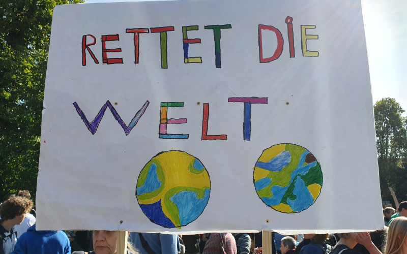 Plakat der Klimademo »Fridays for Future« mit dem Text »Rettet die Welt«