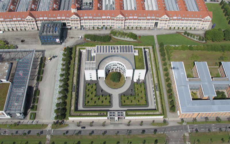 Das Foto zeigt die Vogelperspektive auf das Gebäude der Generalbundesanwaltschaft in Karlsruhe.