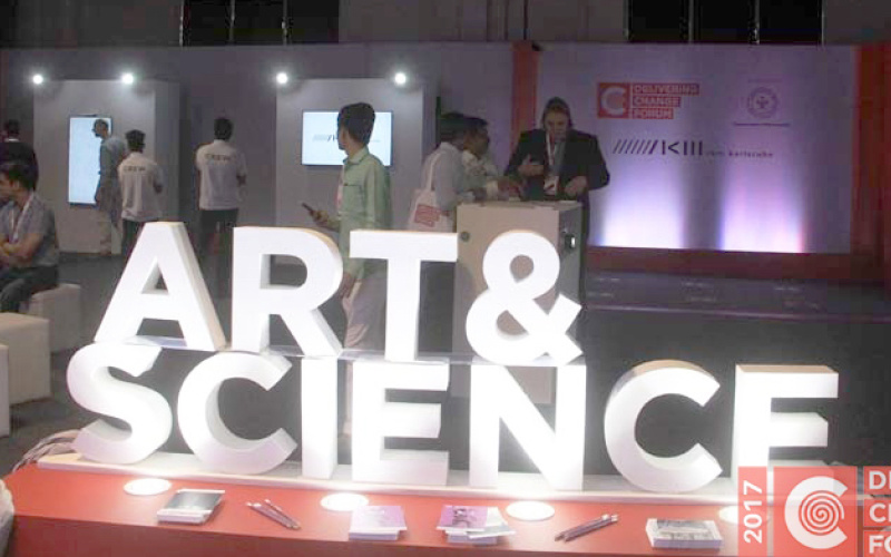 Das Bild zeigt den Schriftzug »Art & Science« auf dem Delivering Change Forum in Indien 
