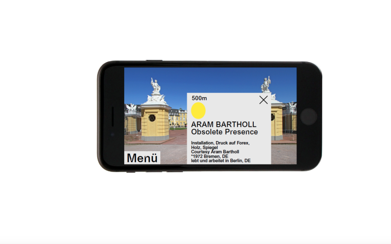 An animation of a smartphone can be seen. The smartphone shows the Karlsruhe Castle. In front of the picture of the castle is an open pop-up window that provides information about a nearby work of art.