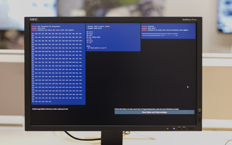 Schwarzer Bildschirm auf dem ein Programmier-Code eingeblendet ist.