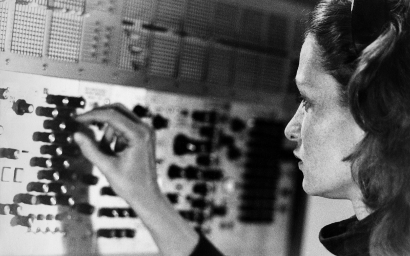 Hauptpreisträgerin Éliane Radigue bei der Komposition