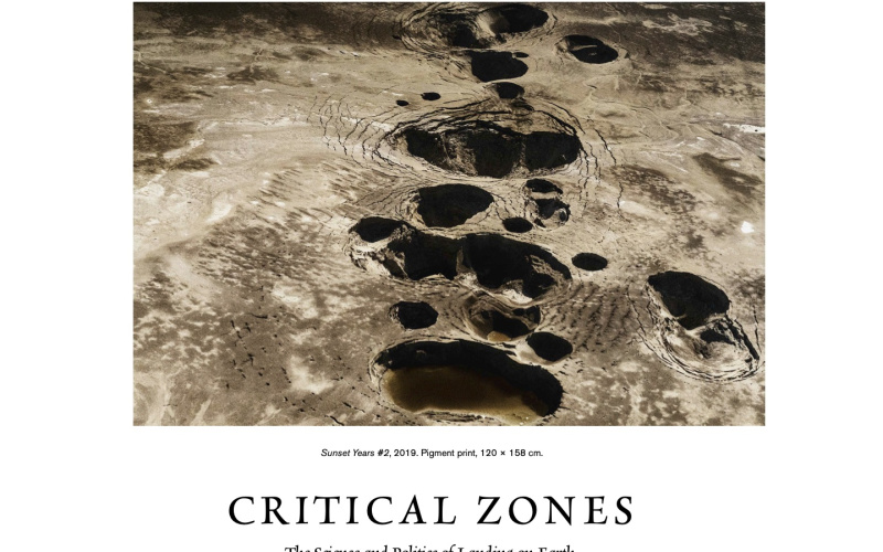 Zu sehen ist das Cover der Publikation zur Ausstellung Critical Zones. Es zeigt ein Bild von einer von Kratern geprägten Landschaft. Untendrunter ist ein kurzer Dialog zu lesen, wie es ist auf der Erde zu landen.