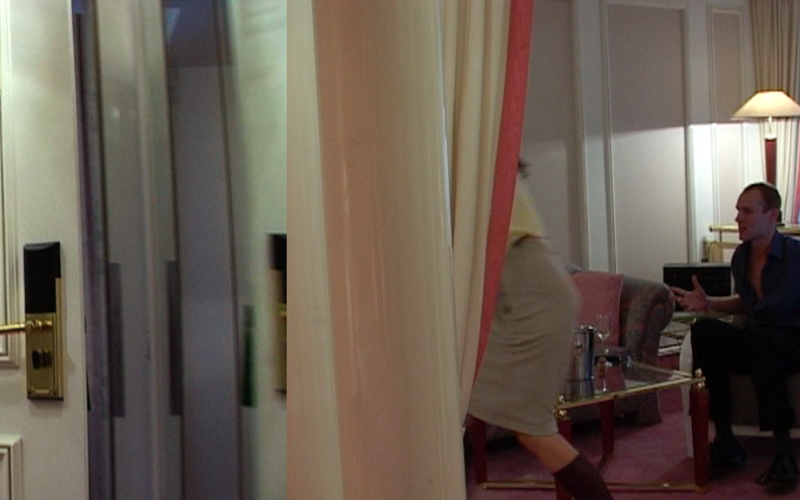 Das Bild besteht aus drei einzelnen Filmstills. Sie zeigen eine Hotelzimmertür, einen sitzenden, gestikulierenden Mann und eine Frau, die aus dem Zimmer läuft.