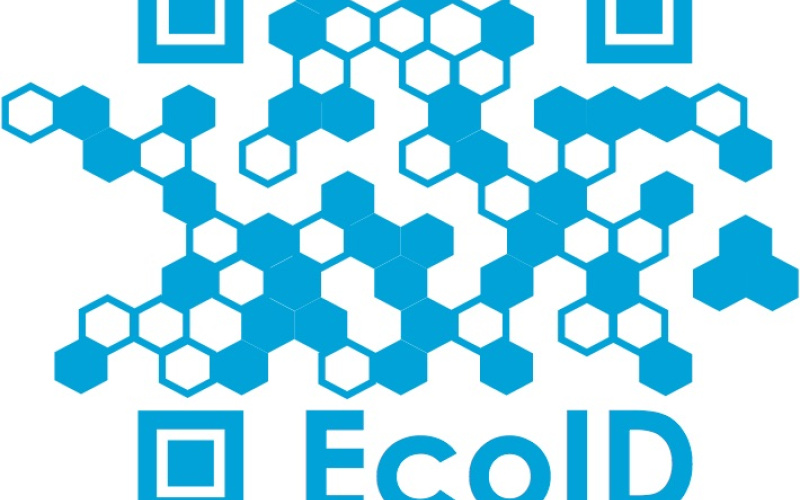 Das Bild zeigt einen blauen QR Code mit der Unterschrift »EcoID«