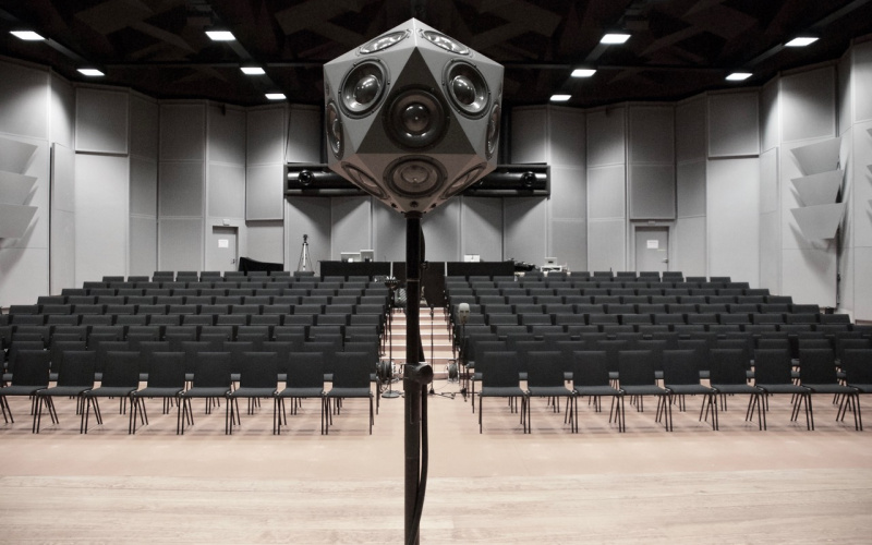 Empty lecture hall with IKOsaeder loudspeaker.
