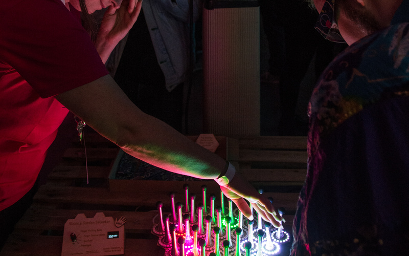 A young woman with refraction glasses plays the artwork »Wobble Garden«