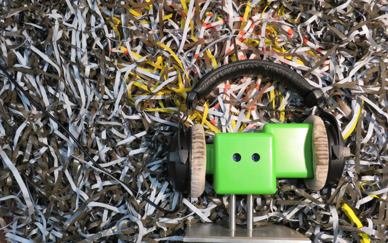 A trophy consisting of two green rectangles with headphones.