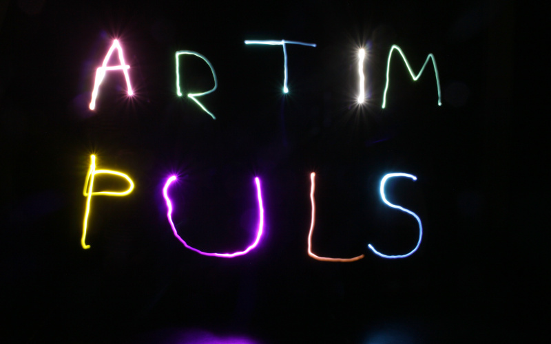 Eine Lichtshow gestaltet Schriftzüge im Rahmen der Veranstaltung »Art im Puls«.