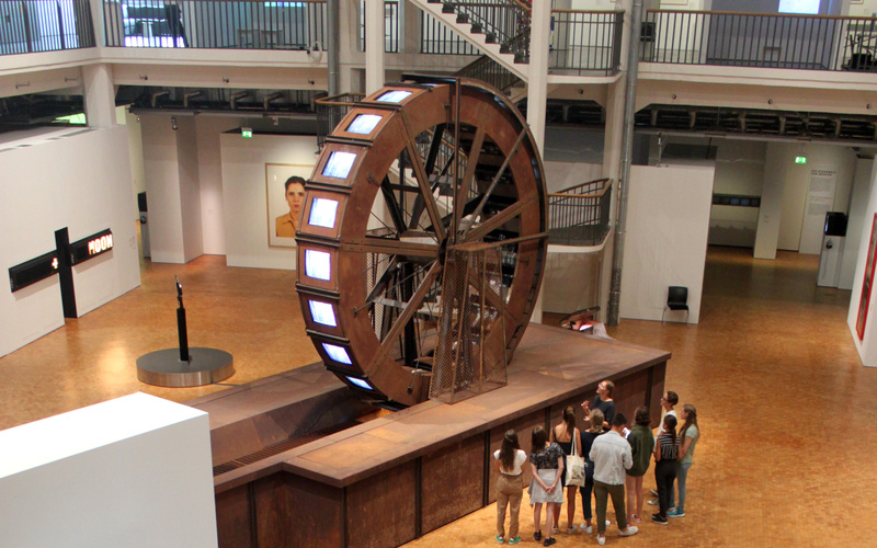 Eine Gruppe von Schülern in der Ausstellung »Writing the History of the Future« im Rahmen einer Veranstaltung der Kulturakademie.