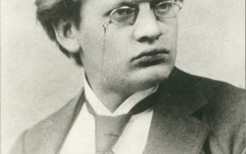 Porträtzeichnung von einem Mann mit Brille