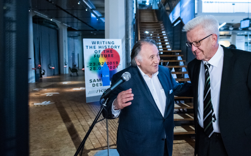 Ministerpräsident Winfried Kretschmann und Peter Weibel in der Ausstellung »Open Codes«