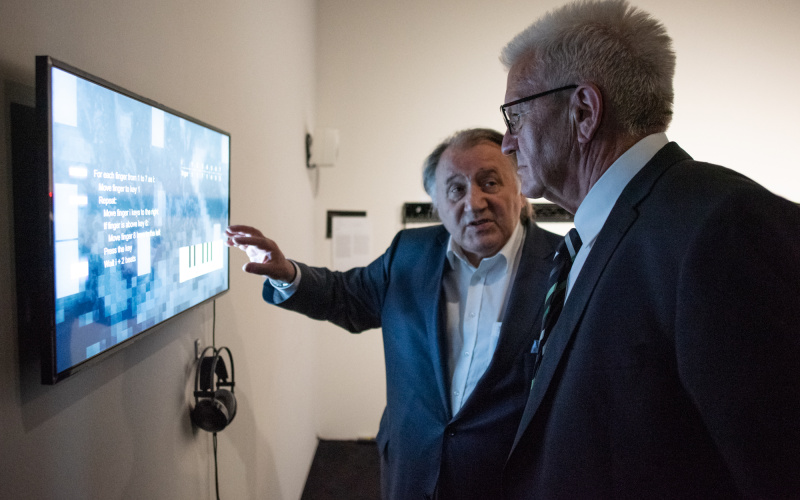 Ministerpräsident Winfried Kretschmann und Peter Weibel in der Ausstellung »Open Codes«