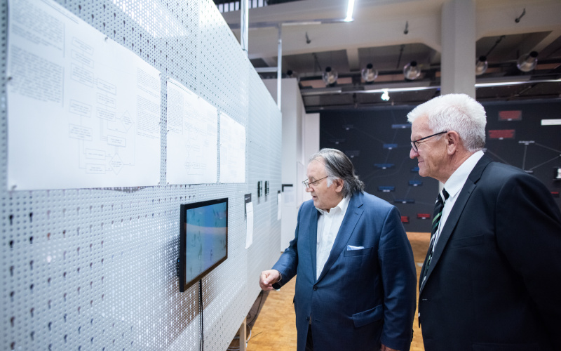 Ministerpräsident Winfried Kretschmann und Peter Weibel in der Ausstellung »Open Codes«