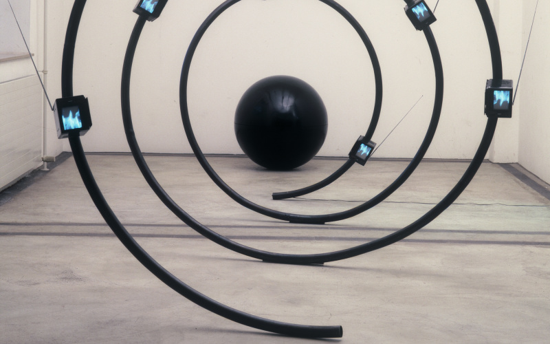 A sculpture from a black spiral with small screens, the work is called »The name« and was created by Michael Bielicky.