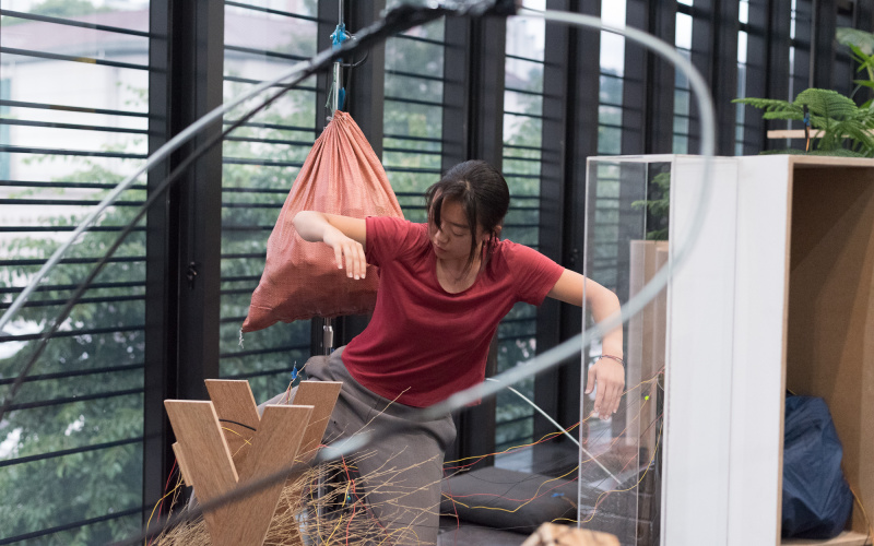 Performance in der Ausstellung »Edge of Now« at Nam June Paik Art Center, Yongin (Performer: Park Yura)