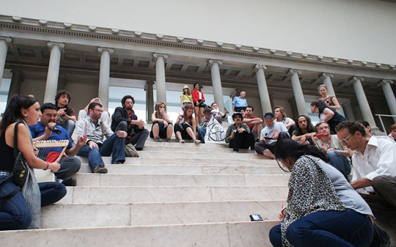 Many people are sitting on the stairs to pergamon-altar