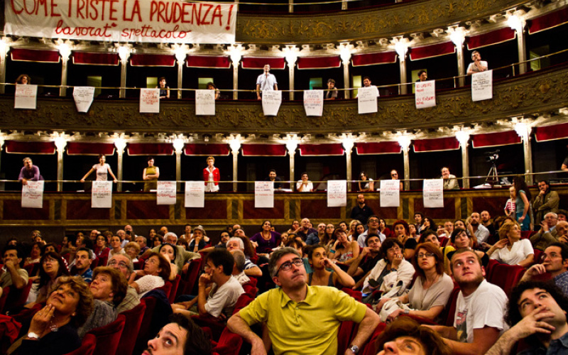 Audience is sitting in the Teatro Valle and looks upwards