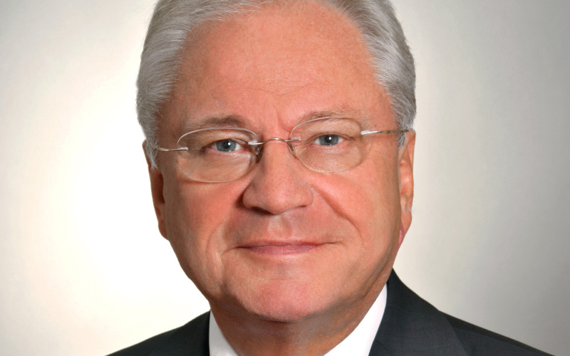  Portrait of a man with glasses and tie