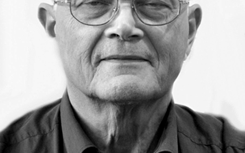 Das Bild zeigt ein Schwarz-Weiß Portrait von Karl Heinz Roth 