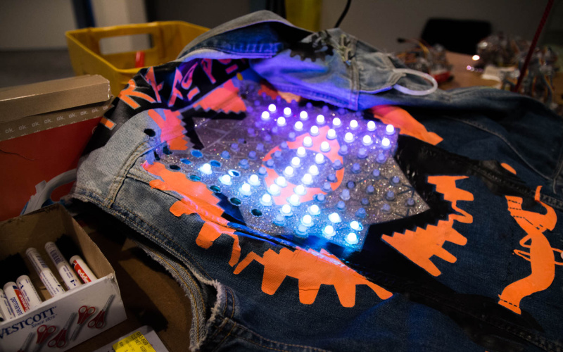 Jeans Kutte, auf einem Tisch liegend, wird bestückt mit LEDs