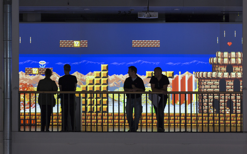 Menschen an einem Geländer vor der Installation Long Marc: Restart