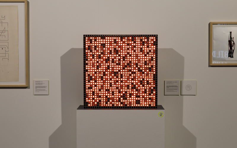 Eine quadratische Box, die aus kleinen Lampen bestehen, die entweder rot leuchten oder aus und schwarz sind