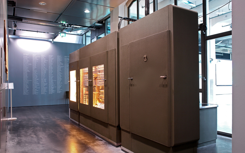 Der Computer von Konrad Zuse steht im Raum, ein großer Kasten mit Türen.