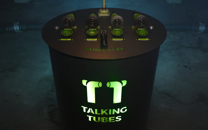 The control panel of the Talking Tubes installation with the inscription »Plug & Play«