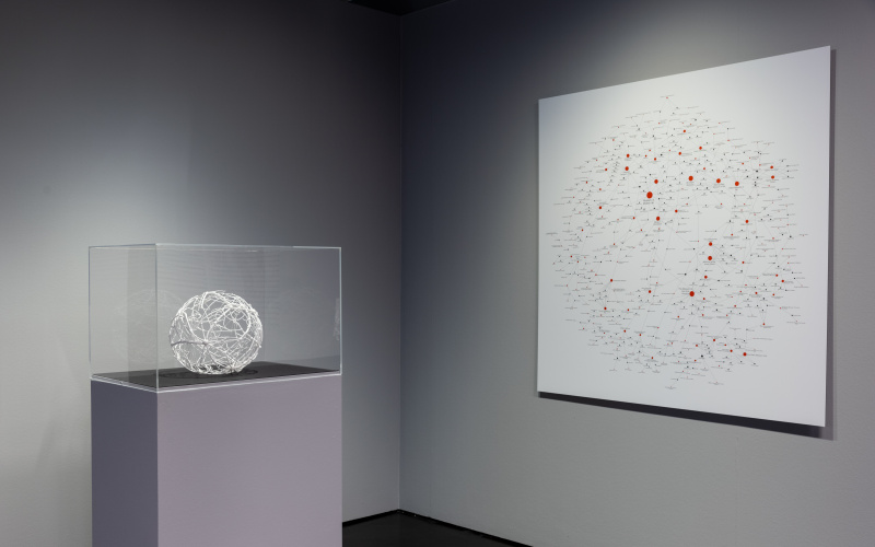 Ausstellungsansicht mit dem »Kunst-Vorstand-Netzwerk« als 3D-Modell und als Bild an der Wand.