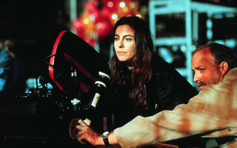 Kathryn Bigelow steht am Set von »Strange Days« (1995) hinter der Kamera.