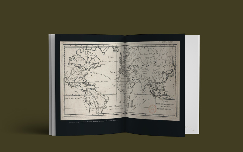 Der aufgeschlagene Katalog zur Critical Zones Ausstellung zeigt auf einer Doppelseite eine wahrscheinlich alte Landkarte.