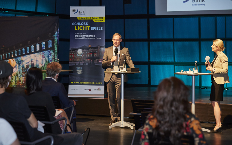 Ein Mann im Anzug spricht während der Pressekonferenz der Schlosslichtspiele 2021. Es ist Oliver Lüsch, Vorstandsvorsitzender der BBBank.