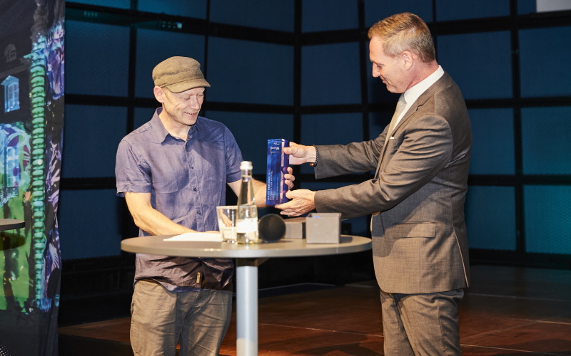 Preisübergabe des BBBank-Newcomer-Preises von Oliver Lüsch an den Künstler Gene Aichner.