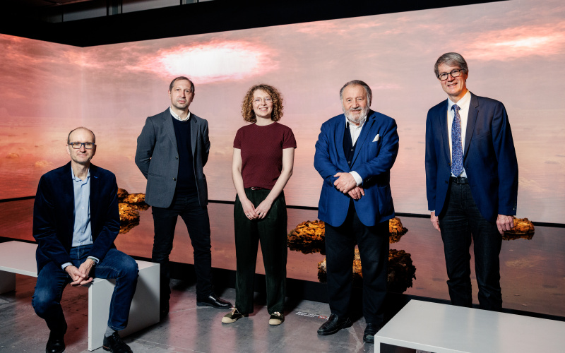 The curatorial team of the exhibition »The Beauty of Early Life«, Dr. Eduard Harms, Philipp Ziegler, Hannah Jung, Prof. Peter Weibel and Prof. Dr. Norbert Lenz (from l). They stand in front of the work by James Darling and Lesley Forwood, »Living Rocks«.