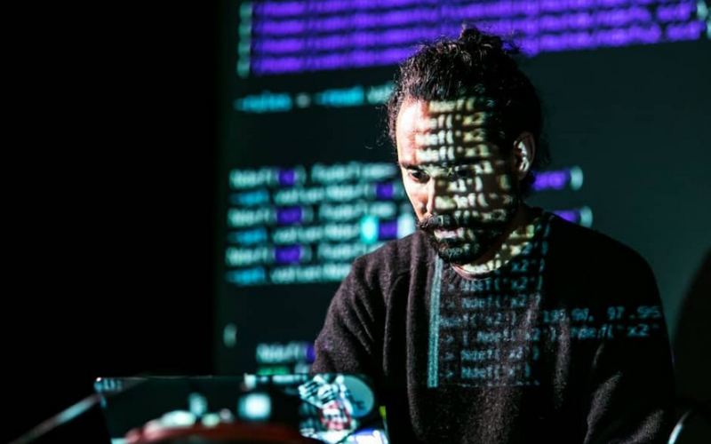 Zu sehen ist Iván Paz bei seiner Live Coding Performance