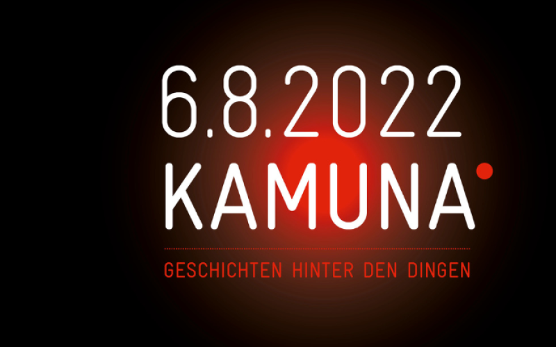 Schwarzes Bild mit rotem Schriftzug Kamuna 2022