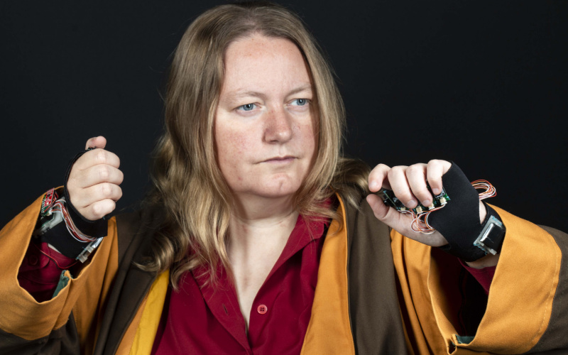 Zu sehen ist Marije Baalman bei ihrer Live Coding Performance