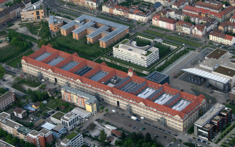 Das Foto zeigt eine Luftaufnahme des Hallenbau A in der Lorenzstraße. Das Zuhause der Städtischen Galerie, des ZKM | Karlsruhe und der Staatlichen Hochschule für Gestaltung Karlsruhe.