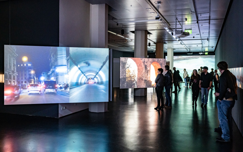 Zu sehen sind mehrere Personen in der Ausstellung Marijke van Warmerdam. Then, now, and then.
