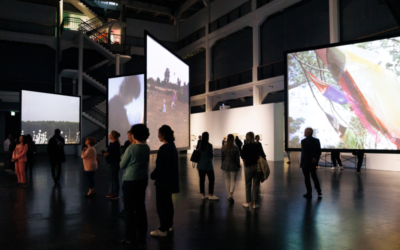 Zu sehen sind mehrere Personen in der Ausstellung Soun-Gui Kim: Lazy Clouds.