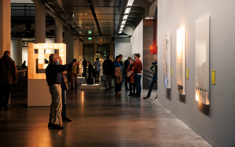 Zu sehen sind mehrere Personen in der Ausstellung »Walter Giers. Electronic Art.«