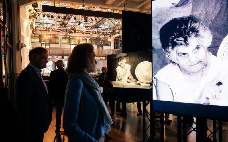 Zu sehen ist eine Ausstellungsansicht der Ausstellung Katharina John: Talking Heads am ZKM.