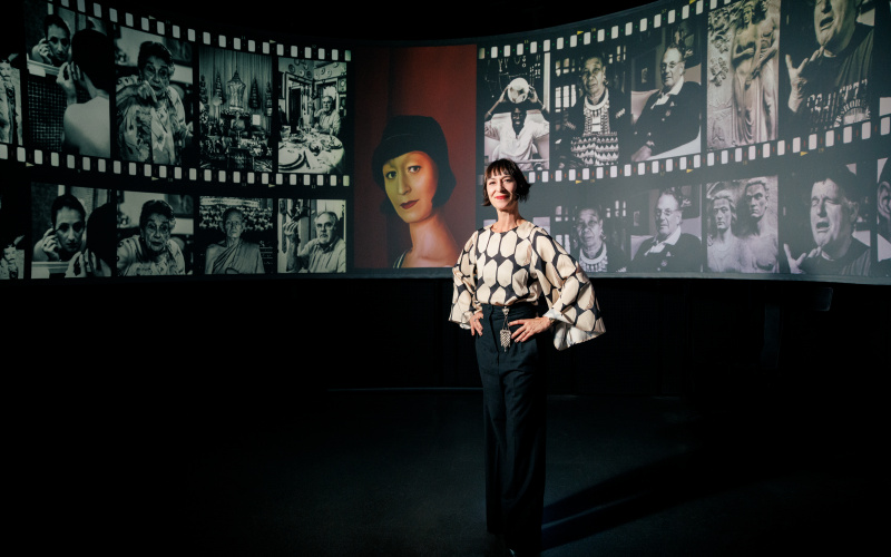 »Katharina John: Talking Heads« am ZKM | Karlsruhe, 2022. Zu sehen ist Katharina John. Im Hintergrund sind Filmstreifen.