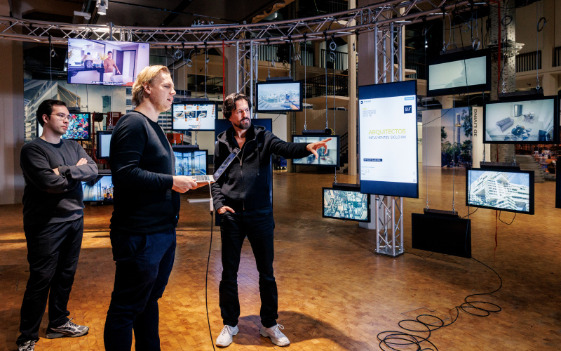 Ole Scheeren beim Aufbau der Ausstellung ole scheeren : spaces of life im ZKM | Karlsruhe.