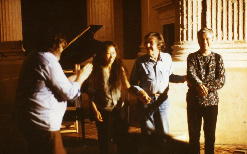 Zu sehen ist Soun-Gui Kim mit Gästen bei einem Konzert von John Cage.