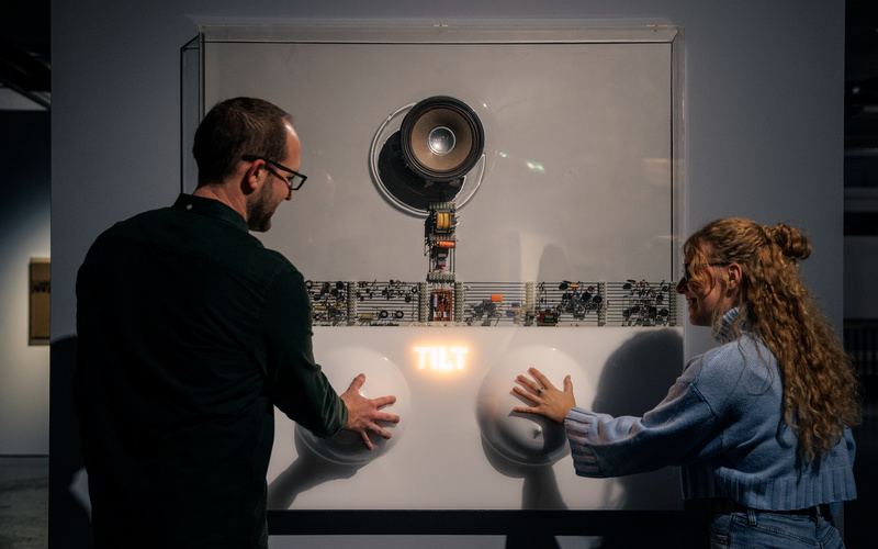 Menschen berühren ein Kunstwerk von Walter Giers.